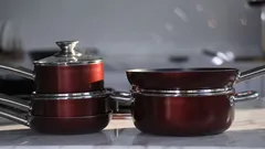 Panelas de cozinha em aço vermelho e prateado