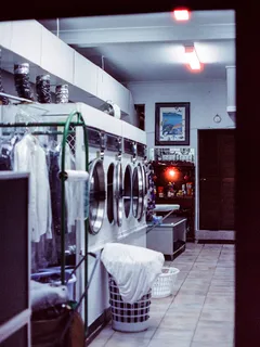Lavandaria com máquina de lavar e secar roupa moderna