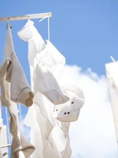 Roupas brancas secando no estendal ao ar livre em dia ensolarado