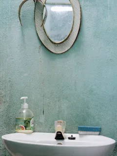 Cesto plástico azul ao lado de garrafa plástica branca