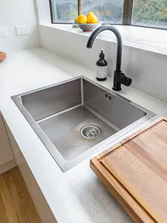 pia de aço inoxidável com torneira moderna