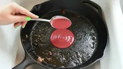 Como remover gordura queimada de uma panela: um truque simples com 2 colheres de sopa de detergente