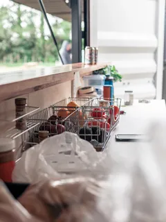 Cesto de alimentos sobre balcão, variedade de produtos frescos