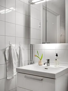 Casa de banho com lavatório, espelho e toalheiro moderno