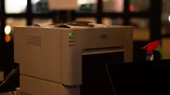 Impressora branca sobre mesa